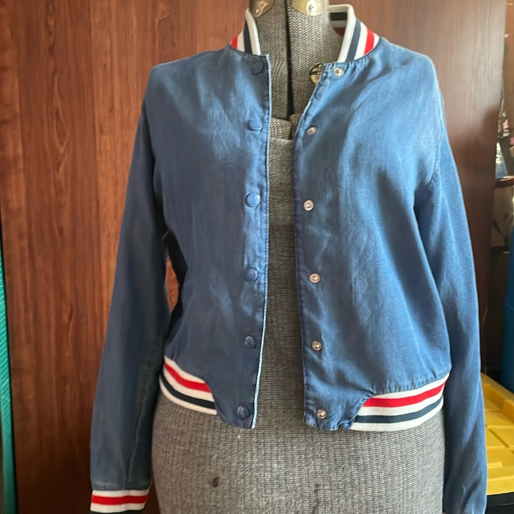 Mossimo ladies jeans jacket size S. Pre owned but in good condition.!